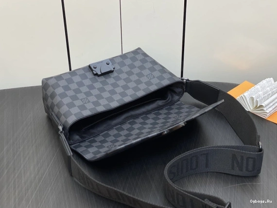 S-Cape Messenger VUITTON LOUIS 0426